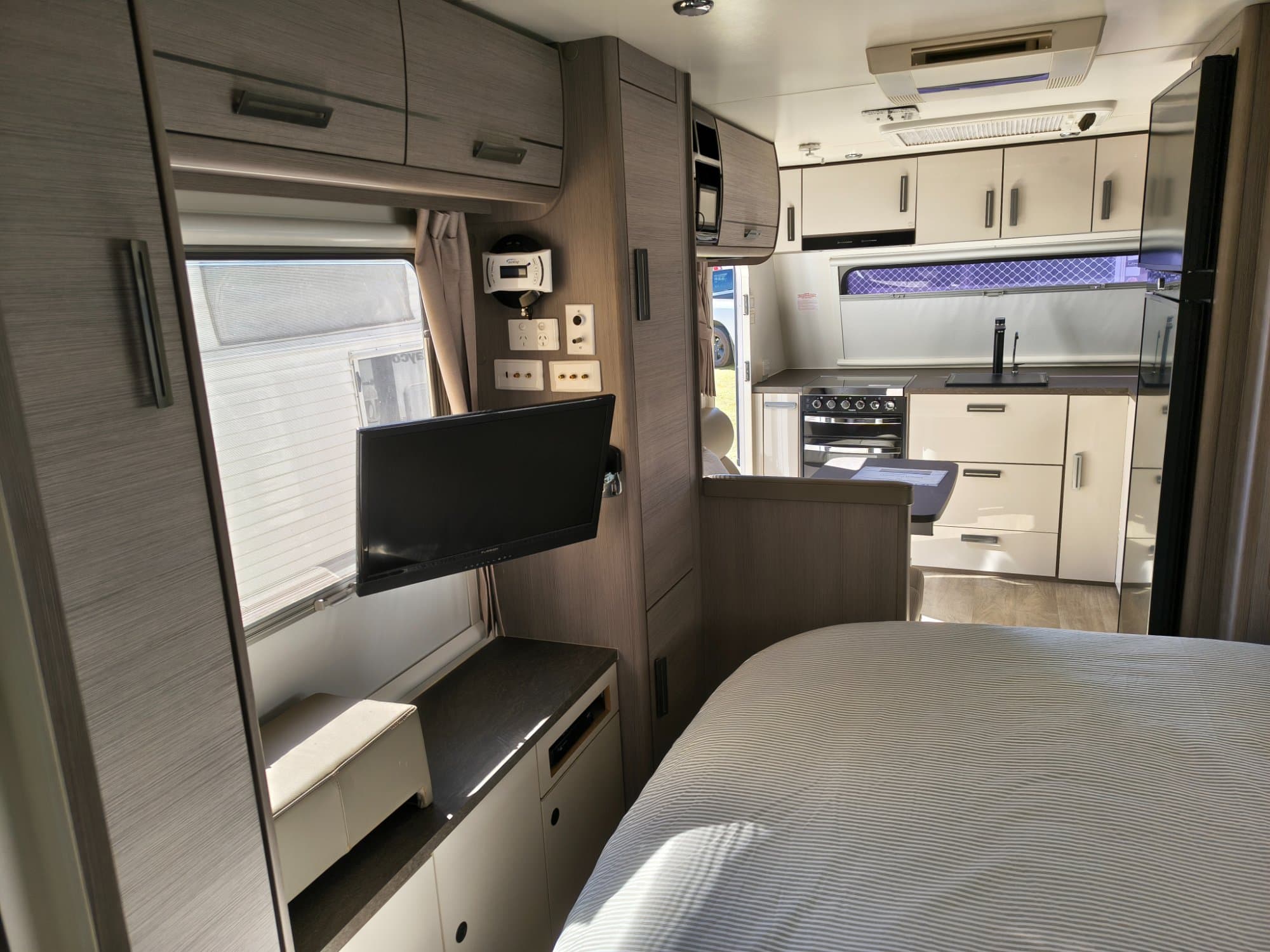 2019 JAYCO SILVERLINE 19.61-5  19.6FT - Thumbnail 12