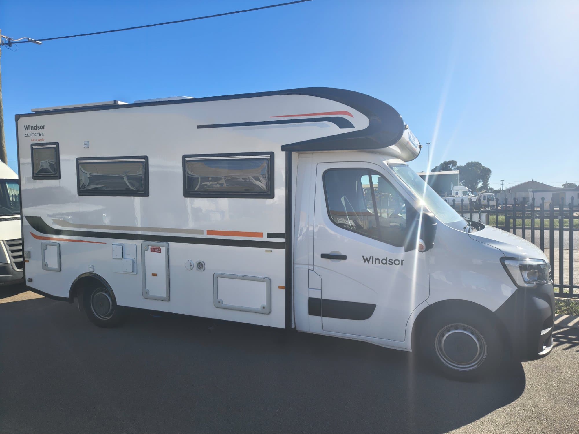 2021  Renault/Windsor Master Motorhome - Thumbnail 3