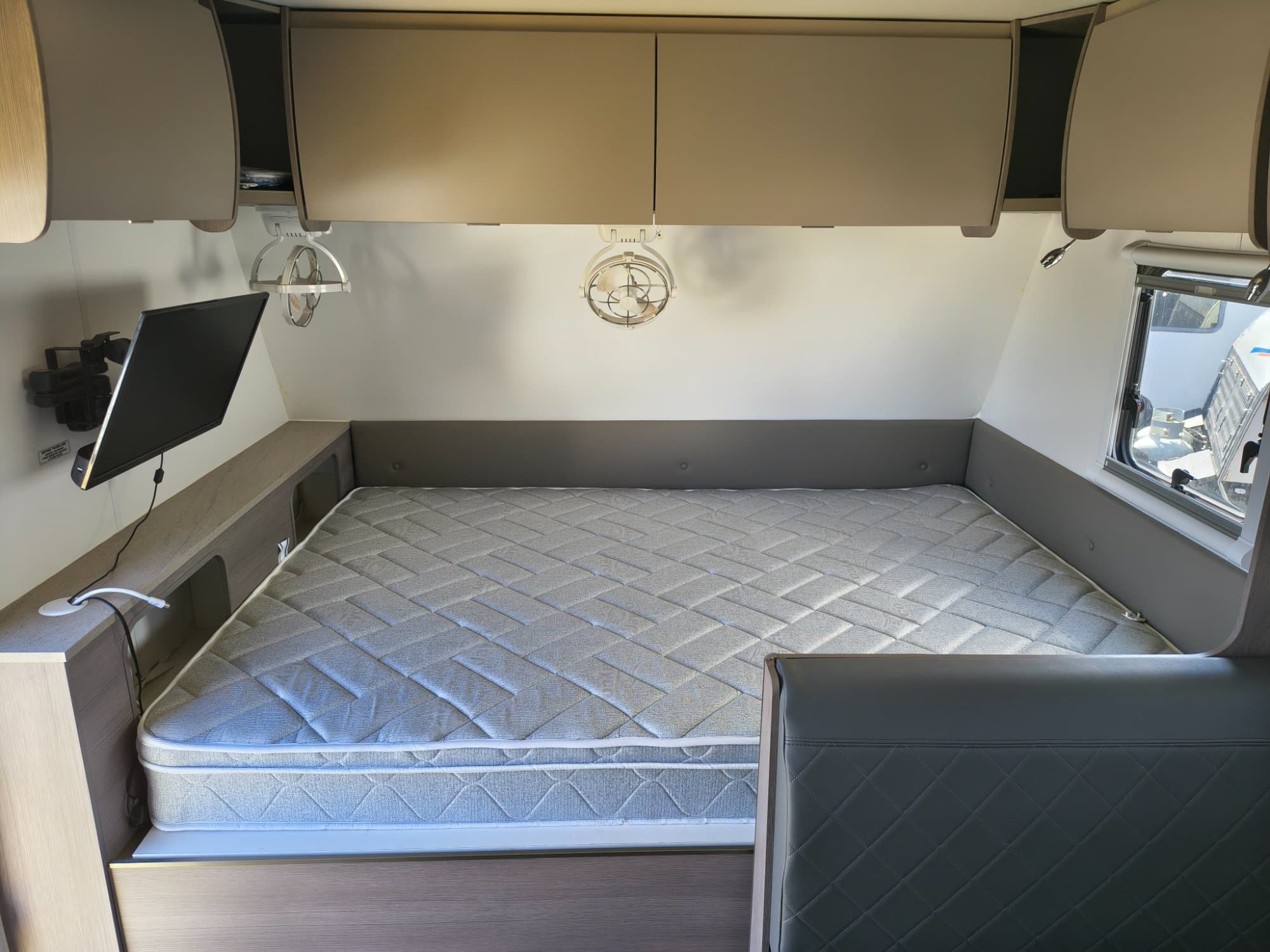 2023  JAYCO ALL TERRAIN FAMILY VAN 19'6" - Thumbnail 2