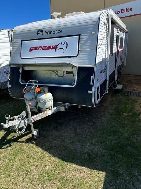 2013 Windsor Genesis 7115 23FT