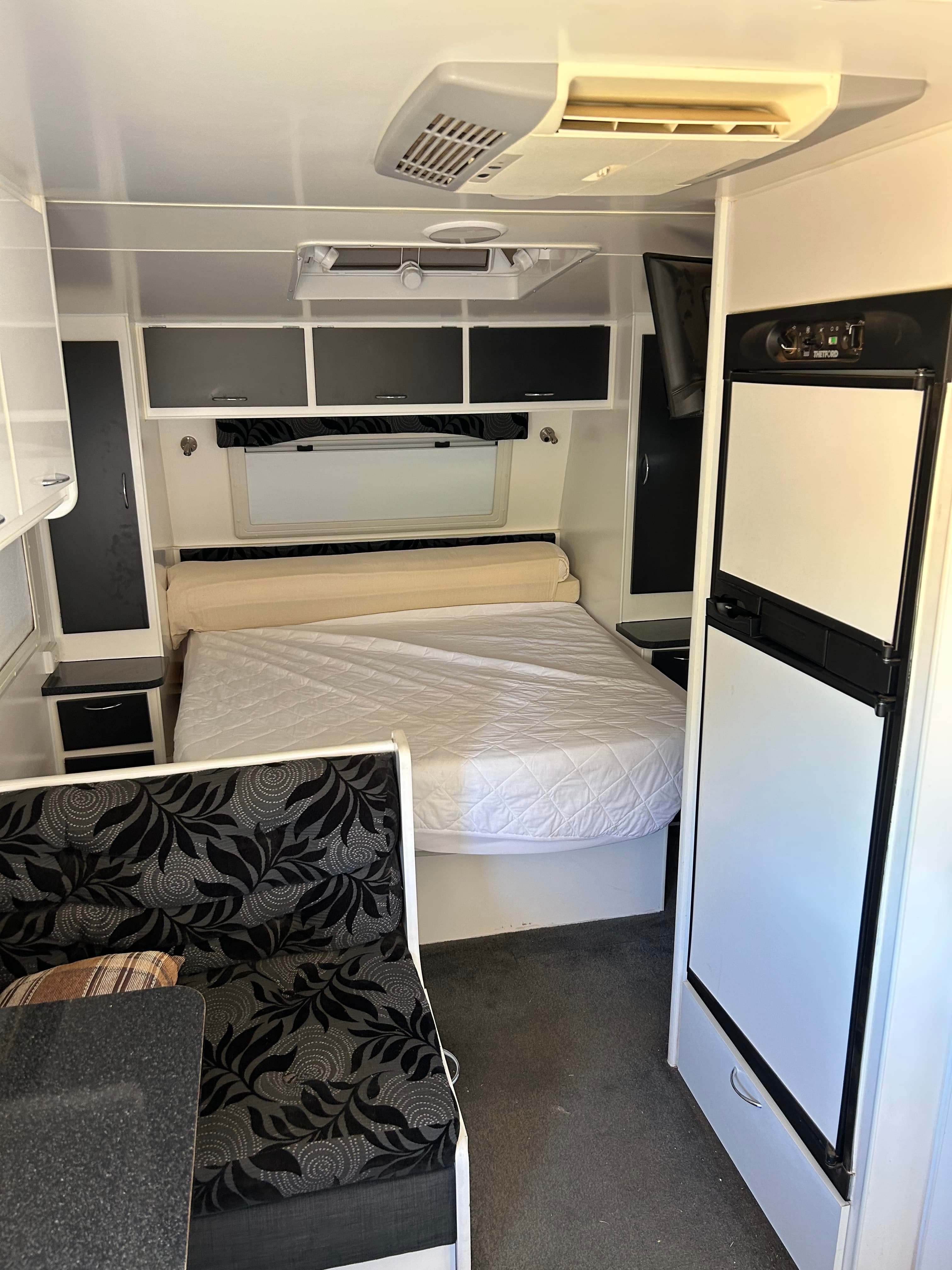 2014 WESTERN RV 19FT TANDEM TOURER - Thumbnail 4