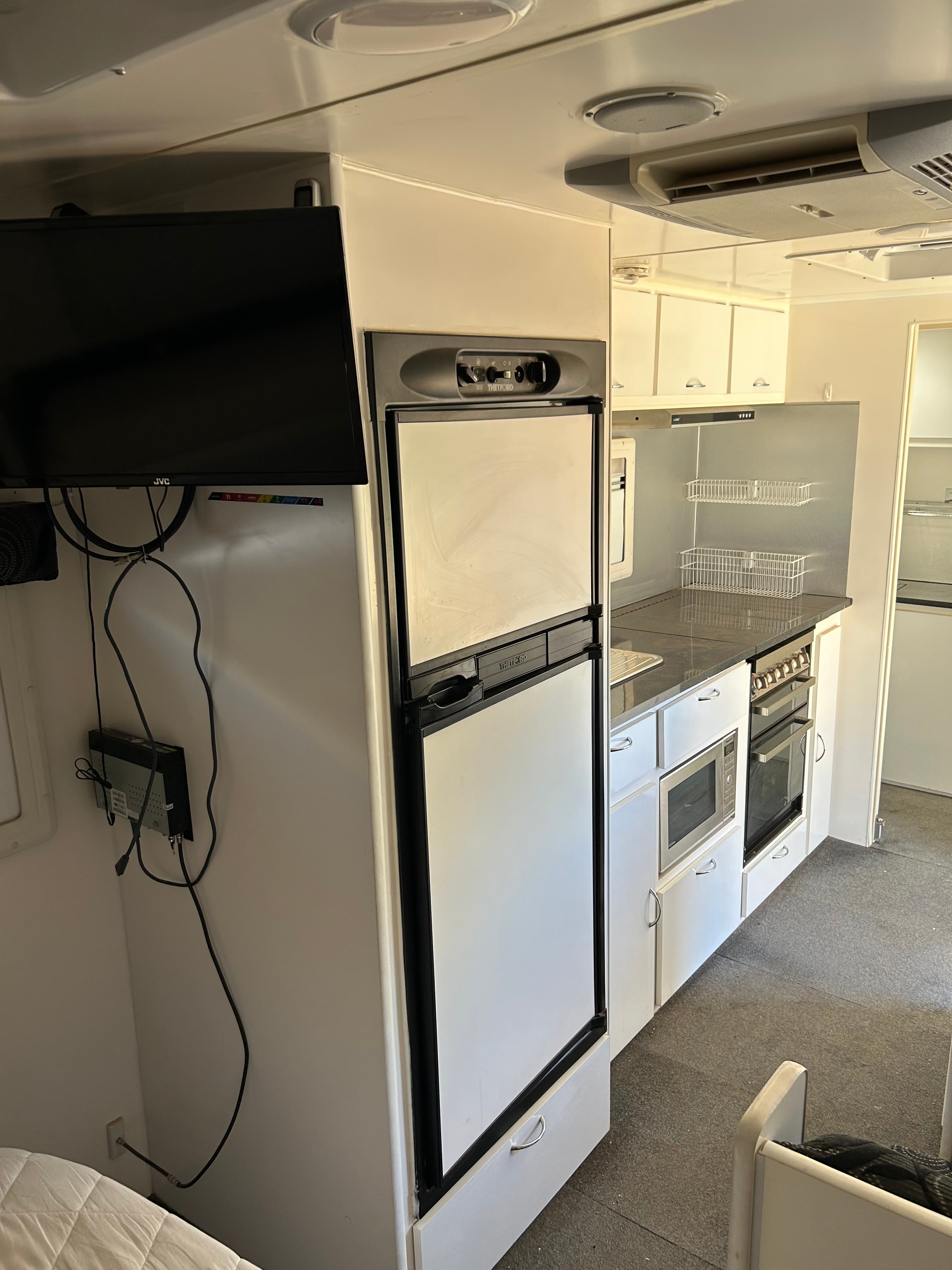 2014 WESTERN RV 19FT TANDEM TOURER - Thumbnail 5